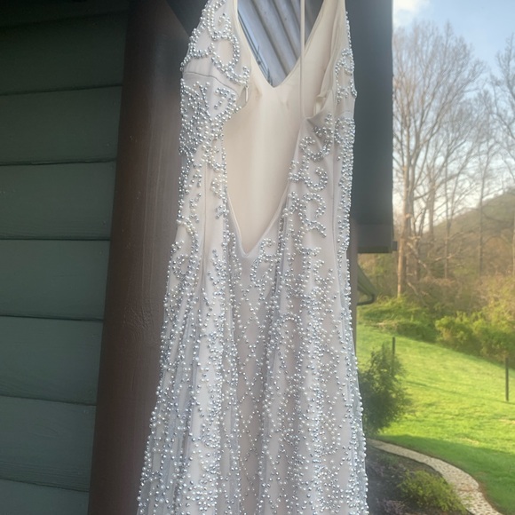 A beautiful gown in a blush cream color, size 6 - Picture 8 of 9